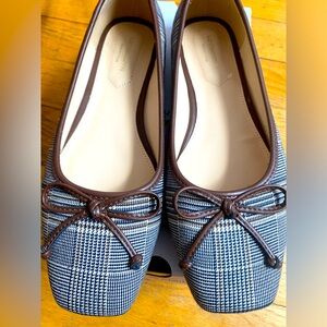 Beautiful Memory Foam flat shoes. Brand: Liz Claiborne. Size: 8 Wide